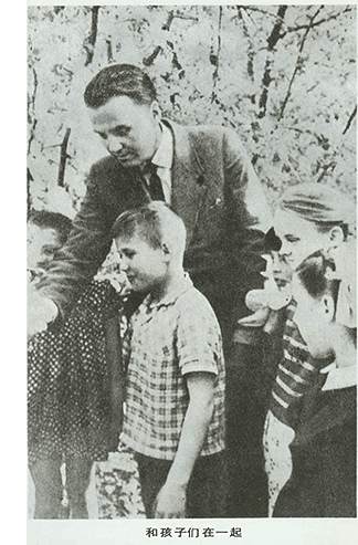 苏霍姆林斯基与孩子们