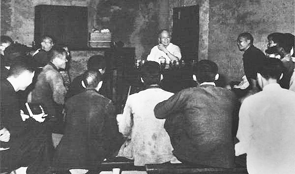 1961年5月7日，刘少奇在湖南宁乡花明楼邀请炭子冲部分农民和基层干部到旧居座谈