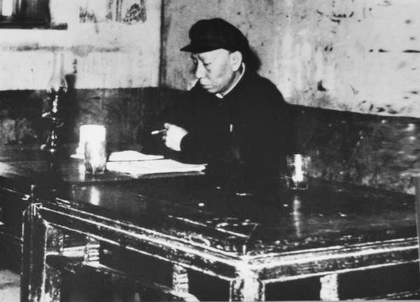 1961年4月2日至8日，刘少奇在宁乡县东湖塘公社调查时，住在王家湾生产队养猪场的一间破旧饲料房里，他陷入深思中……
