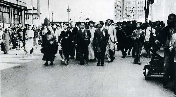 1936年5月底，全国各界救国联合会在上海成立。图为救国会领导人（前排左起）沈钧儒、史良、王造时、沙千里等参加上海各界群众的抗日爱国示威游行。