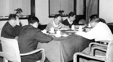 1950年代，毛泽东与胡绳、田家英等一同研读苏联《政治经济学（教科书）》