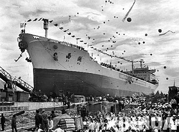 1976年，大连红旗造船厂造出一艘五万吨巨轮，要举行下水典礼……
