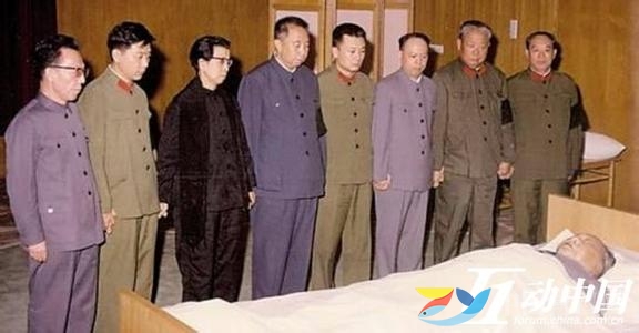 1976年9月12日凌晨，毛远新与“四人帮”及其他几位中央领导在毛泽东病逝的病榻前