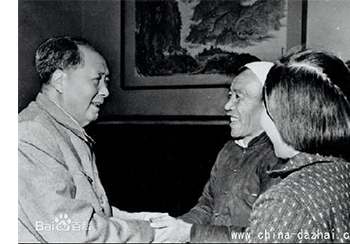 毛泽东接见陈永贵，并请陈赴宴，为他夹菜……